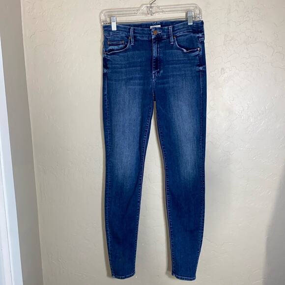Mother the looker jeans in the color groovy. Size 28 - Picture 3 of 10